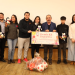 Estudiantes reciben premio del desafío “Corro por mi Escuela”